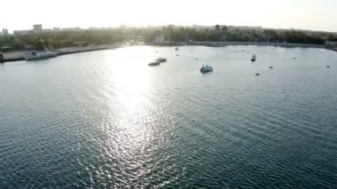 Güneş deniz yüzeyinde parlıyor