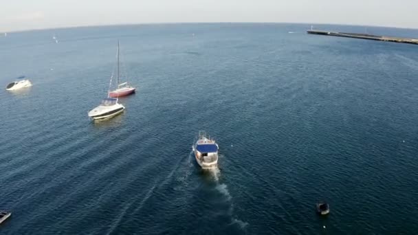 Bootsfahrt auf dem Abendmeer — Stockvideo