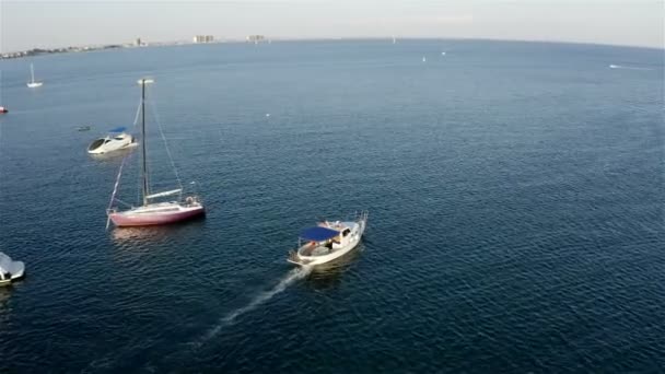 Sur la mer est un bateau avec un toit bleu — Video