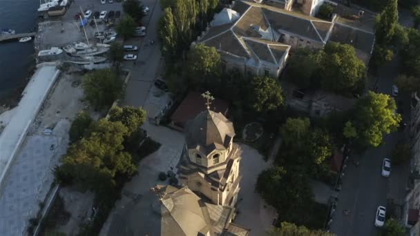 Salib Emas Gereja berkilauan di bawah sinar matahari — Stok Video