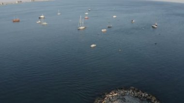 Tekneler açık denizde sürükleniyor.