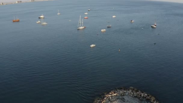 Barcos estão à deriva no mar aberto — Vídeo de Stock