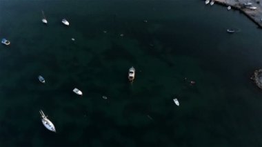 Karadeniz 'de küçük bir gemi hareket ediyor.