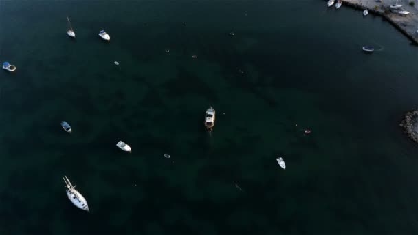 Malá loď se pohybuje po černém moři — Stock video
