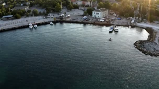 Turister seglar på en båt med åror nära vallen — Stockvideo