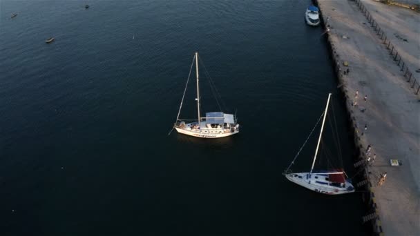 Sailboat departs from the pier — Stock Video