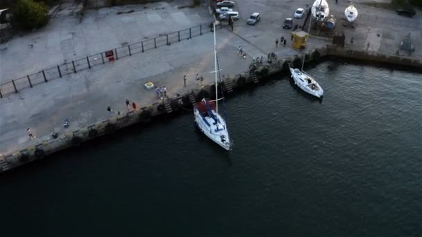 Моряки стоять біля пірсу і чекають туристів. — стокове відео