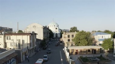 Dar bir caddenin sonunda bir Ortodoks Kilisesi duruyor.