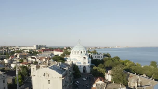 Bij zonnig weer vliegen meeuwen over de tempel — Stockvideo