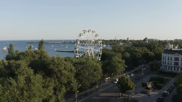 Det finns ett pariserhjul på stranden i soligt väder — Stockvideo