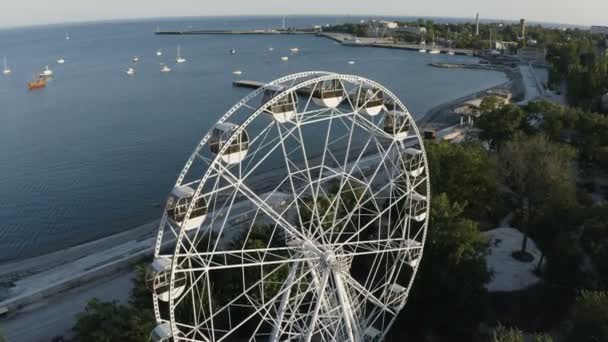 Pariserhjulet erbjuder en vacker utsikt över havet — Stockvideo