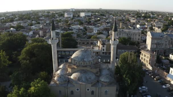Masjid tua terletak di tengah-tengah kota tua — Stok Video
