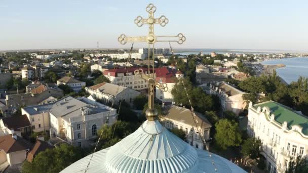 Gyllene kors på domkyrkans kupol en solig dag — Stockvideo