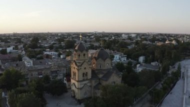 Kilise eski evlerle çevrili.