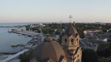Deniz arka planındaki kilise kubbesinin manzarası