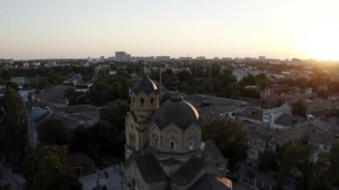 Kilisenin ve eski kasabanın arka planında gün batımı