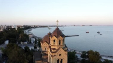 Deniz kenarındaki kilise Gün batımının ışığında