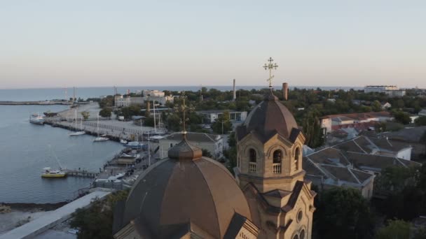 Vy över kyrkkupolen på havet bakgrund — Stockvideo