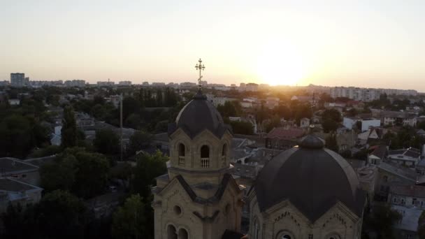 Kopuły kościelne ze złotymi krzyżykami na tle zachodu słońca — Wideo stockowe