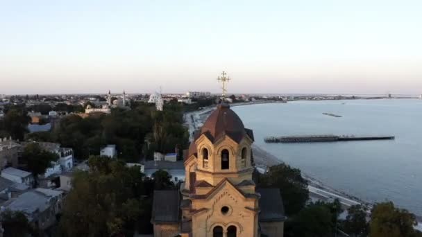 Flyger över kupolerna i kyrkan runt den ortodoxa kyrkans gyllene kors — Stockvideo