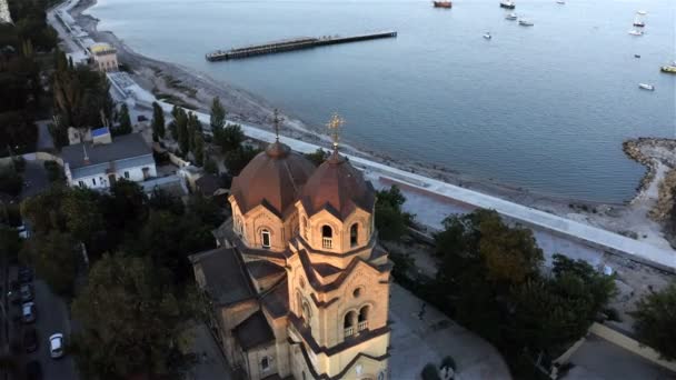 Kilise deniz kıyısında duruyor. Yukarıdan görünüşü — Stok video