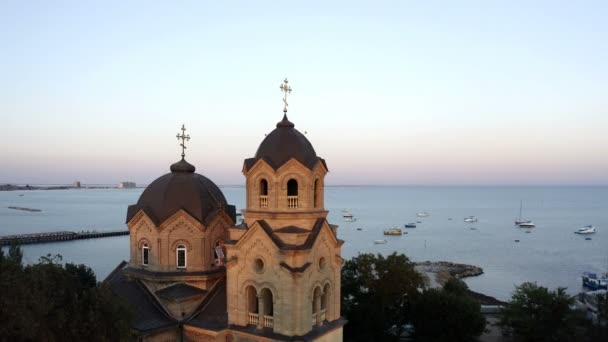 Vogelperspektive auf die alte Kirche mit zwei Kuppeln bei Sonnenuntergang — Stockvideo
