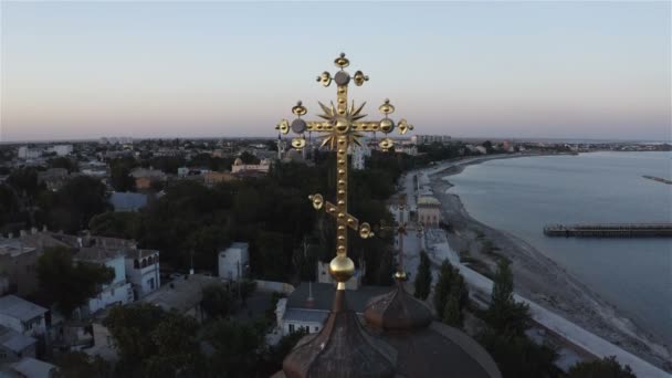Una majestuosa iglesia cruz torres sobre la ciudad — Vídeos de Stock
