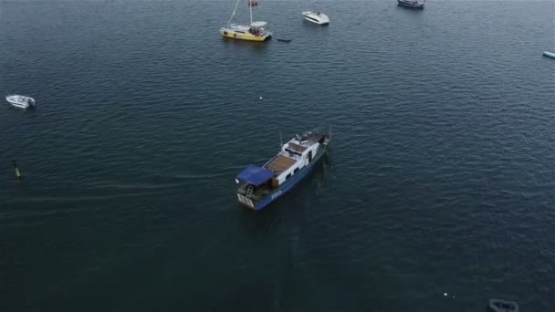 O barco vai para o mar aberto em baixa velocidade — Vídeo de Stock