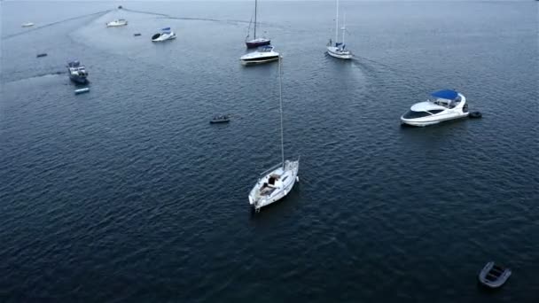 Yate con vela baja va al mar abierto — Vídeo de stock