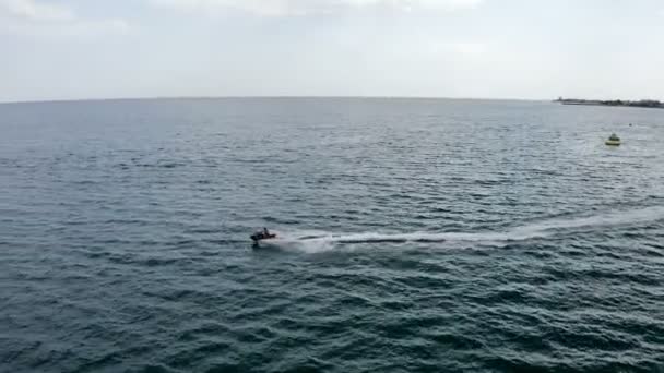 Dwie przejażdżki na nartach wodnych po morzu — Wideo stockowe