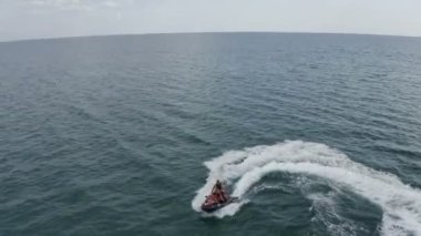 Jet ski eğitmeni keskin virajlar gösteriyor.