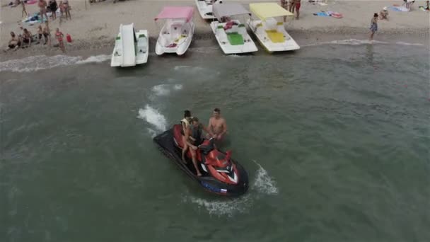 Ett ungt par tog en tur på havet på en jet ski — Stockvideo