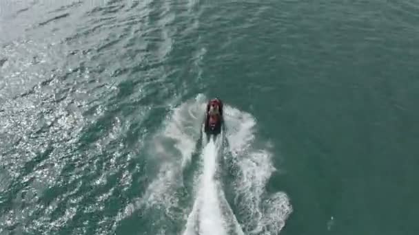 Un couple amoureux balade sur la mer sur un jet ski — Video