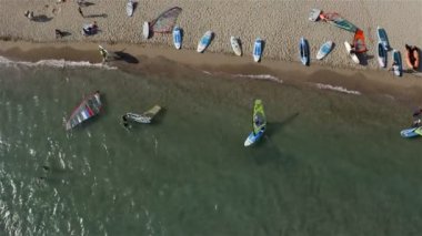 Birçok sörfçü kıyı bölgesinde toplandı.
