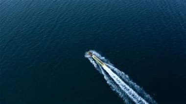 Şişirilebilir muz turistleri denizde gezdirir.