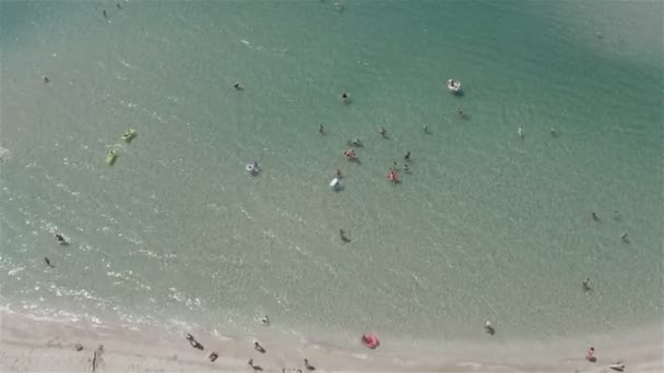 Туристы купаются в чистом море — стоковое видео
