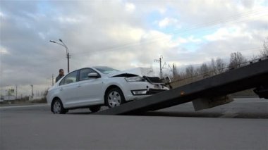 St Petersburg, Rusya Federasyonu-Kasım 2, 2014, beyaz vücudunuzun kaldırmak için arabayı iter