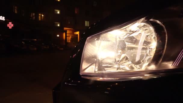 Stirnlampeneinbau in der Nacht — Stockvideo
