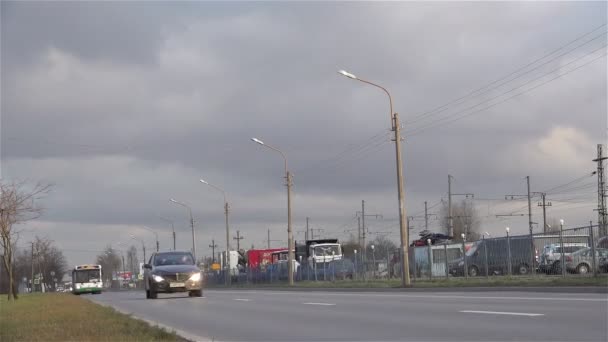 ST PETERSBURG, RÚSSIA-02 de novembro de 2014: passagem de veículos na estrada da cidade — Vídeo de Stock