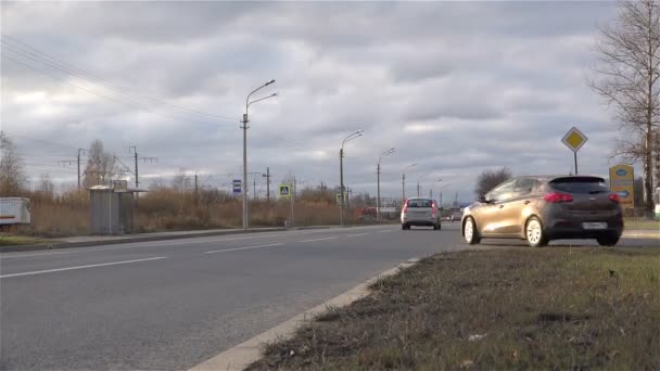 ST PETERSBURG, RUSIA-2 de noviembre de 2014: dejar los coches en la carretera principal — Vídeos de Stock