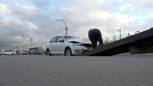 ST PETERSBURG, RUSIA-2 de noviembre de 2014: coche tras accidente en el remolque del buque Plotforma — Vídeos de Stock