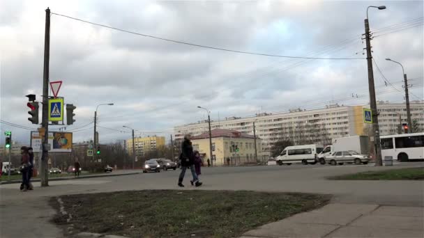 Sint-Petersburg, Rusland-November 2, het verkeer van voertuigen en mensen op het kruispunt — Stockvideo