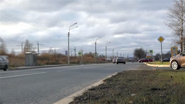 세인트 피터 스 버그, 러시아-11 월 2 일 매일 도시도로에 차량의 움직임 — 비디오