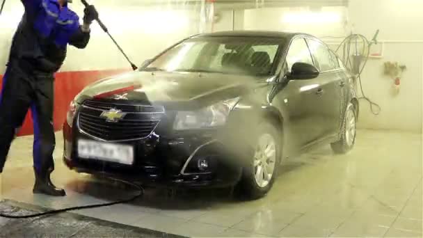 Санкт-Петербург, Россия - 2 ноября 2014 года, раковина с водой и пеной в коробках автомобиля Chevrolet Cruz — стоковое видео
