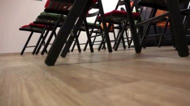 kamera hareketi bir ofis binası koltuklarda satırlar arasında