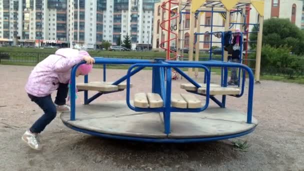 St. petersburg, russland-september 07, 2014, kind beim karussellfahren im hof — Stockvideo