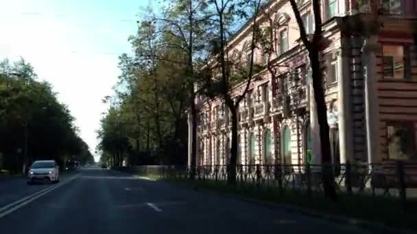 Peterhof, Rosja-wrzesień 07, 2014, stary dom królewski wzdłuż autostrady w Peterhof — Wideo stockowe