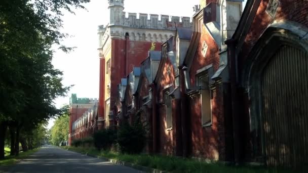 Peterhof, Rusland-September 07, 2014, overzicht van eeuwenoude architectuur huizen in beweging — Stockvideo