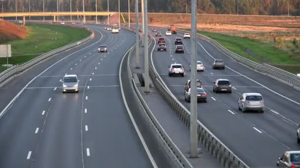 San Petersburgo, RUSIA-16 de septiembre de 2014, autopista de tráfico en la carretera de circunvalación. 4K — Vídeos de Stock