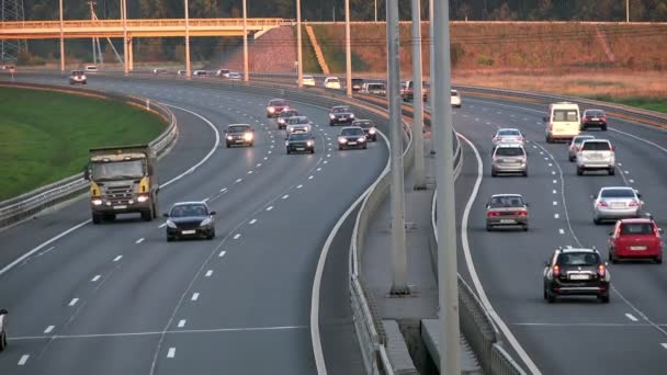 San Petersburgo, RUSIA-16 de septiembre de 2014, el movimiento del vehículo en la carretera asfaltada. 4K — Vídeos de Stock